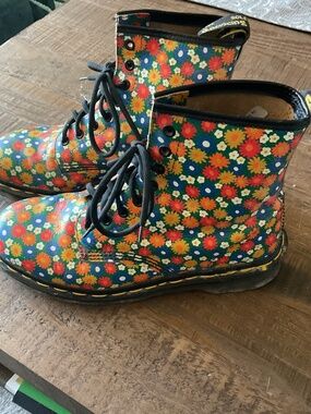 Vintage Doc Martens MIE flower power multicolored daisy boots